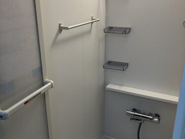 ユニットバスの収納棚とシャワー水栓