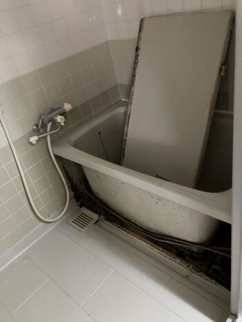 既存の浴室の解体作業中